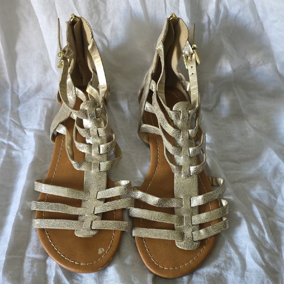 (J36) Gold Gladiator Sandals with Strappy Design - Picture 1 of 3
